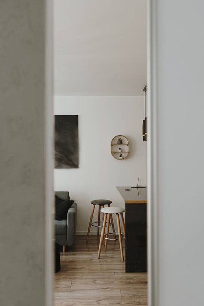 Estetik minimal ev, oturma odası iç tasarımı. Modern İskandinav iç tasarım konsepti. Kiralık şık bir daire. - Fotoğraf, Görsel
