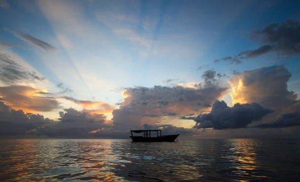 Güzel güneş ışığı ve sahilde tekneler. Sahilde gün doğumu Zanzibar - Fotoğraf, Görsel