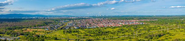 Panorama drona na obrzeżach Frankfurtu z miasta Moerfelden-Walldorf i lotniska w ciągu dnia wiosną - Zdjęcie, obraz