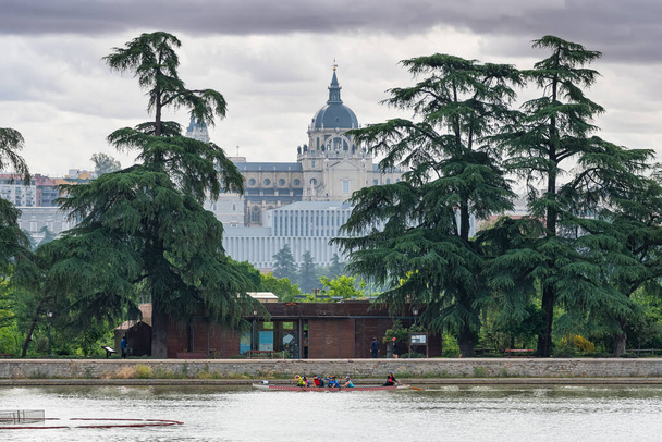 Madrid 'deki Casa de Campo Gölü' nün arka planında Almudena Katedrali var. - Fotoğraf, Görsel