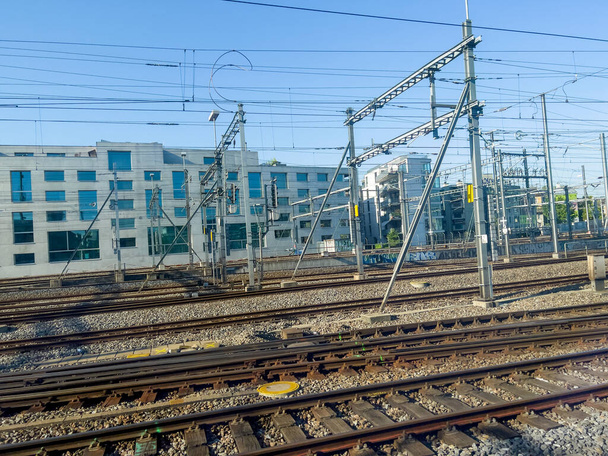 Базельский вокзал, полный проводов и железнодорожных линий. - Фото, изображение