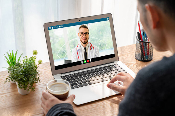 Lääkäri video puhelun verkossa modish telelääketieteen ohjelmistosovellus virtuaalinen tapaaminen potilaan kanssa - Valokuva, kuva