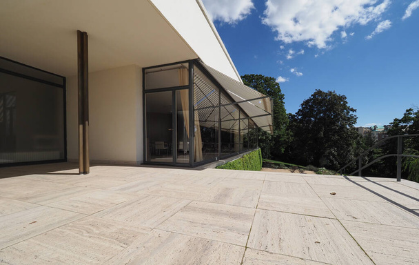BRNO, RÉPUBLIQUE TCHÈQUE - CIRCA SEPTEMBRE 2022 : Villa Tugendhat maison moderniste conçue par l'architecte Ludwig Mies van der Rohe vers 1929 - Photo, image