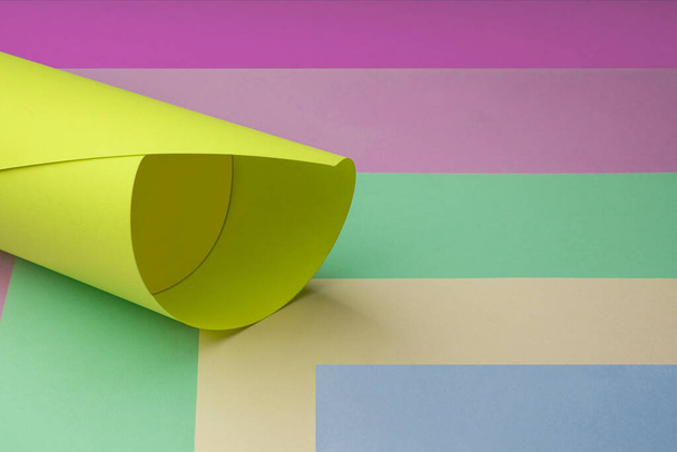 feuilles de papier et formes colorées - Photo, image
