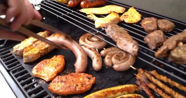 estate barbecue cortile barbecue cibo cucina pasto giardino famiglia - Filmati, video