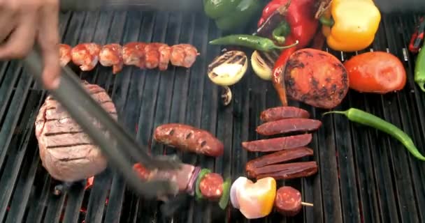 barbecue grillmarkok élelmiszerek Házi készítésű fűszeres nyársak ünnep események tűz - Felvétel, videó