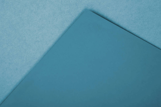 papel azul en blanco sobre fondo azul  - Foto, imagen