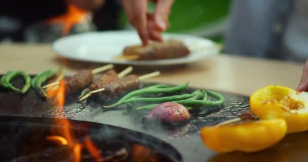 séf grillezett élelmiszer hotel konyha hús tenger gyümölcsei grill étterem - Felvétel, videó