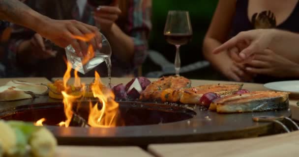 σεφ κάνοντας ψητό φαγητό κουζίνα του ξενοδοχείου κρέας θαλασσινά σχάρα εστιατόριο - Πλάνα, βίντεο