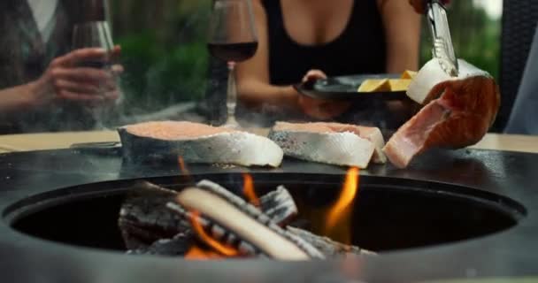 grill tenger gyümölcsei és hús drága élelmiszer étterem hotel élelmiszer konyha - Felvétel, videó