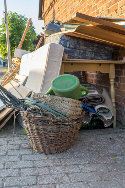 cumulo di rifiuti ingombranti con materassi, giroletto, tavolo e armadi sul ciglio della strada - Foto, immagini