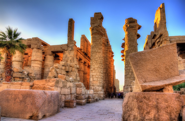 Widok na wielki hol kolumnowy w obiekcie Karnak - Egipt - Zdjęcie, obraz