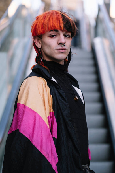 Junge mit orangefarbenen Haaren und urbanem Stil - Foto, Bild