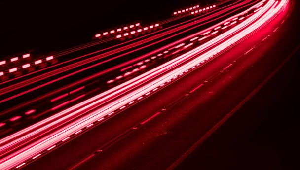 luzes de carros dirigindo à noite. exposição prolongada - Foto, Imagem