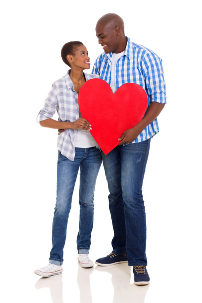 Çift holding kırmızı kalp simgesi - Fotoğraf, Görsel