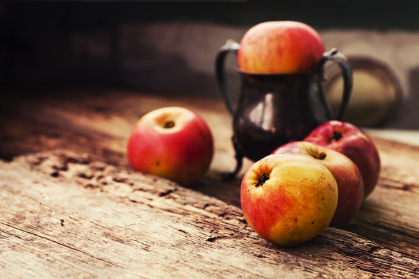 Autumn apples  on table - Φωτογραφία, εικόνα