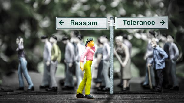 Straat teken de richtings wijze naar tolerantie versus Rassism - Foto, afbeelding