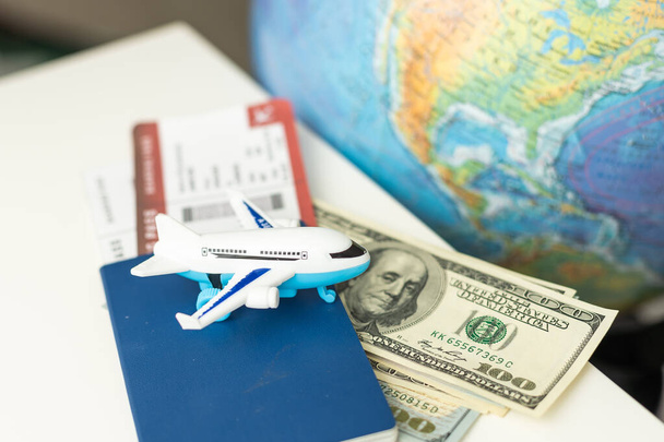 Minyatür uçak ve küreyle seyahat teması. Yüksek kalite fotoğraf - Fotoğraf, Görsel