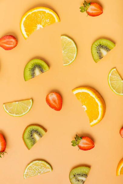 Citrusové plody a jahody, vzor plochý, výhled shora. Letní rozvržení na barevném pozadí. - Fotografie, Obrázek