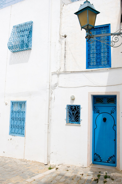 Siniset ovet, ikkuna ja valkoinen seinä rakennuksen Sidi Bou Said
,  - Valokuva, kuva
