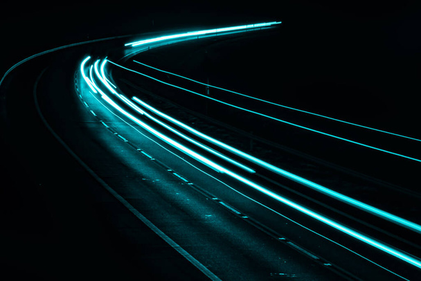 luzes azuis do carro à noite. exposição prolongada - Foto, Imagem