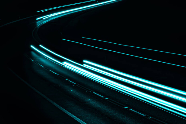 luzes azuis do carro à noite. exposição prolongada - Foto, Imagem