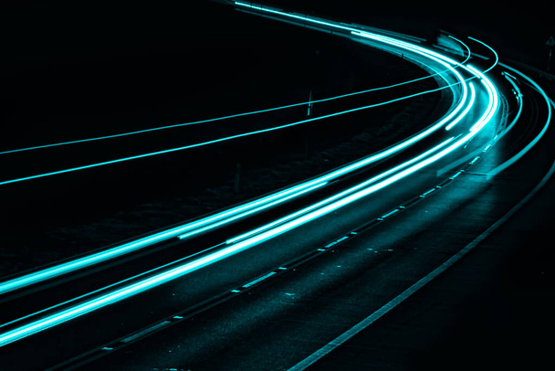 luci blu della macchina di notte. lunga esposizione - Foto, immagini