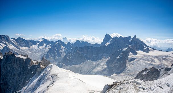 Montañas nevadas en Aiguille Du Midi- Mont Blanc- Chamonix- Francia - Foto, imagen