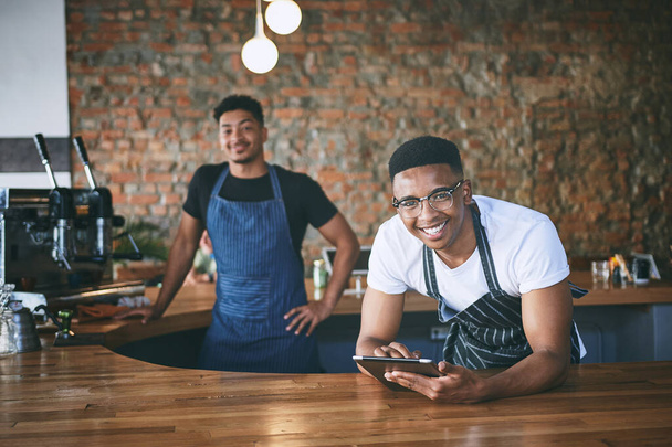 Káva byla jen káva, než ses objevil ty. dva mladí muži pomocí digitální tablet při práci v kavárně - Fotografie, Obrázek