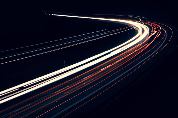 Světla aut jedoucích v noci. dlouhá expozice - Fotografie, Obrázek