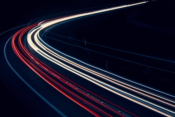luzes de carros dirigindo à noite. exposição prolongada - Foto, Imagem