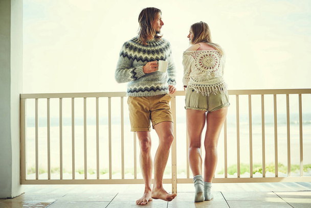 Wochenendzeit ist Abwicklungszeit. ein junges Paar entspannt auf seinem Balkon - Foto, Bild
