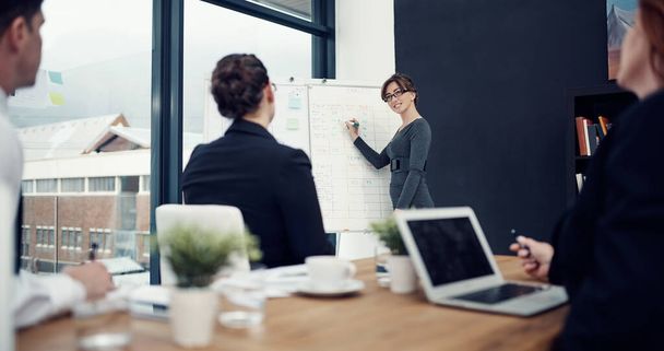 Поднимают свои усилия для достижения своих целей. деловая женщина делает презентацию своим коллегам в офисе - Фото, изображение
