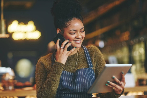 Vedení zadní kanceláře je teď chytřejší. mladá žena používající telefon a digitální tablet při práci v kavárně - Fotografie, Obrázek