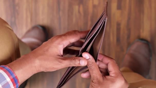 Lähikuva mies avaa tyhjän lompakon ilman rahaa ei ole mitään maksettavaa. Köyhyys, kriisi ja työttömyys - Materiaali, video