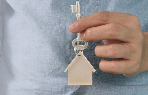 Агент по недвижимости передает ключи от дома в руки - Фото, изображение