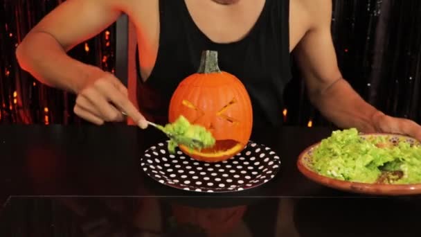 Csinálok egy tököt, ami guacamolét hány. Mexikói kaja. Halloween ünnepe. - Felvétel, videó