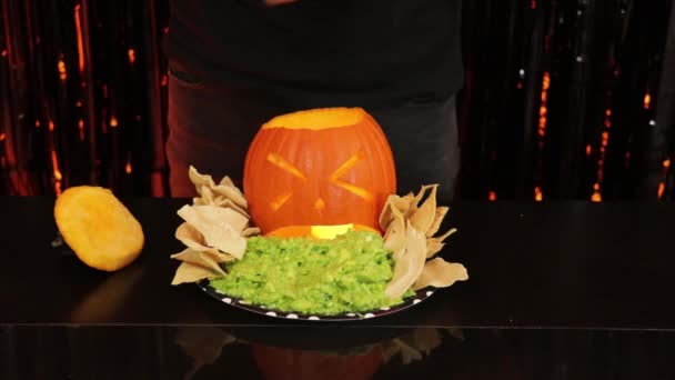 Csinálok egy tököt, ami guacamolét hány. Vezetett gyertyák. Mexikói kaja. Halloween ünnepe. - Felvétel, videó
