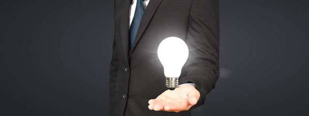 Les humains tiennent les ampoules en main technologie innovante et créativité - Photo, image