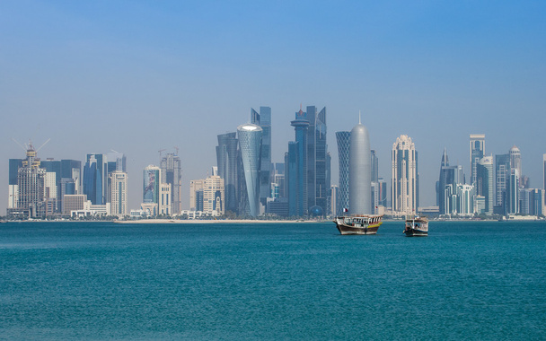 El horizonte de Doha, Qatar, con un dhow en primer plano
 - Foto, imagen