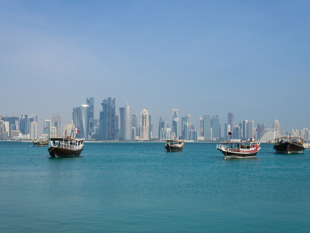Lo skyline di Doha, Qatar, con un dhow in primo piano
 - Foto, immagini