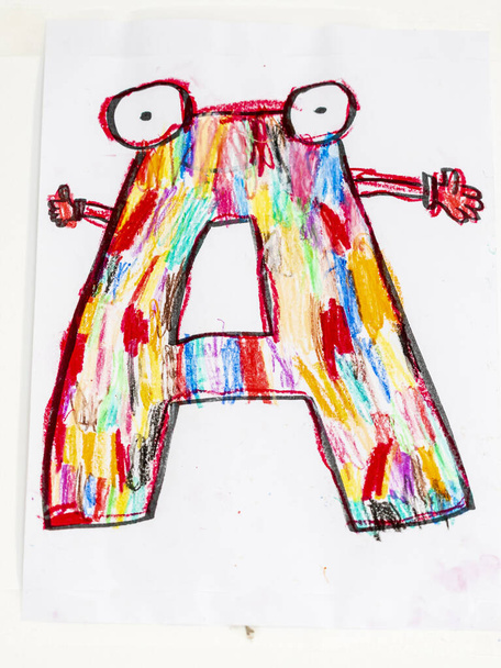 Лист, кольоровий дитячий дизайнерський лист, Майорка, Балеарські острови, Іспанія. - Фото, зображення