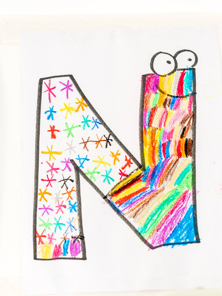 N harfi, renkli çocuk tasarım mektubu, Majorca, Balearic Adaları, İspanya - Fotoğraf, Görsel