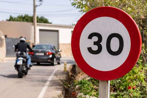 señal de tráfico que limita la velocidad a 30 kilómetros por hora, Randa, Mallorca, Islas Baleares, España - Foto, Imagen
