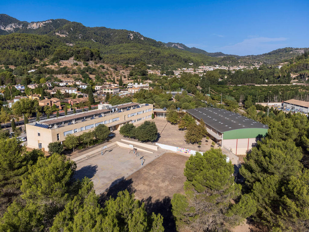 sportovní pavilon a IES Josep Font i Trias school, Esporles, Mallorca, Baleárské ostrovy, Španělsko - Fotografie, Obrázek
