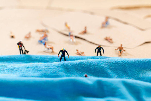 Маленький человек в водолазном костюме на пляже летом. экзотический рай - Фото, изображение
