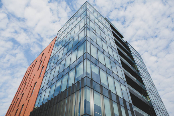 Moderno edificio de oficinas con fachada de cristal y cielo azul. Antecedentes. arquitectura moderna en la ciudad - Foto, Imagen