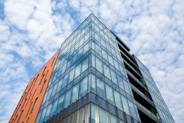 Cam cepheli ve mavi gökyüzü olan modern ofis binası. İş geçmişi. Şehrin modern mimarisi - Fotoğraf, Görsel