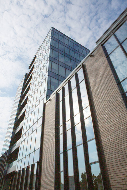Moderni toimistorakennus lasi julkisivu ja sininen taivas. Liiketausta. moderni arkkitehtuuri kaupungissa - Valokuva, kuva