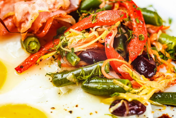 Großaufnahme eines Tellers mit frischen, gesunden italienischen Lebensmitteln - Obst und Gemüse für eine ausgewogene Mahlzeit voller Wohlbefinden. - Foto, Bild